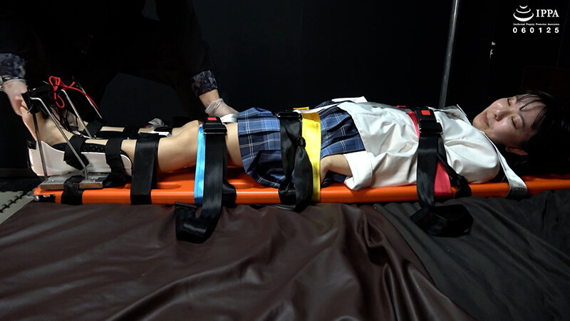 【足裏】「制服のまりちゃんに足枷拘束くすぐりで足裏開発！」WAKA-087加護まり 3 サンプル 9