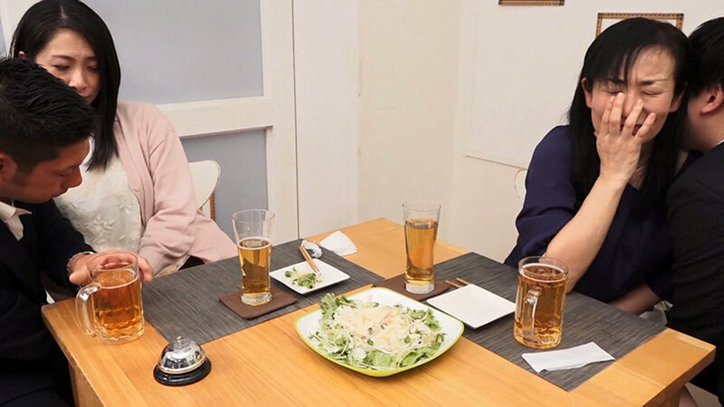 今夜はお酒もおかずも最高だ！仕事終わりに飲んでる女をナンパ3 サンプル 1