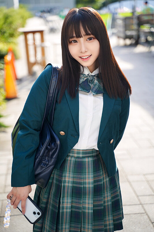 谷間やパンチラの写真を自らネットにアップして変態道を爆走する激ヤバがーる！！性欲激強のピチピチマ●コにオモチャを使ってハードファック中出し！！ サンプル 1