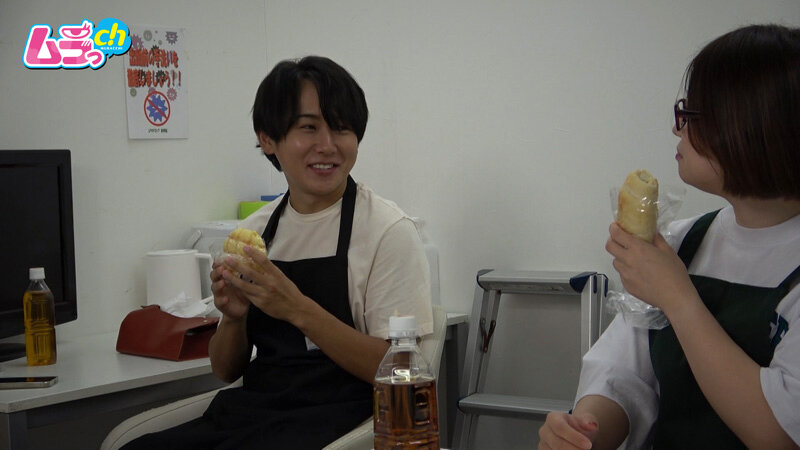 ニンゲン観察 バイト先のイケメンに裏垢バレ！恥ずかし～い露出写真をネタに強請られ、チ〇ポ食いしめる淫乱ドシャ濡れドアップマ〇コを撮影された性処理ペット奥さん サンプル 1
