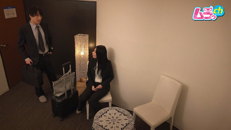 ホテル部屋REC 出張先のホテルで軽く打ち上げと称し女の部屋にやってきた、意識してなかった地味同僚男の巨大すぎるメガチ〇ポで人生もマ〇コもイキ狂わされる女 サンプル 1