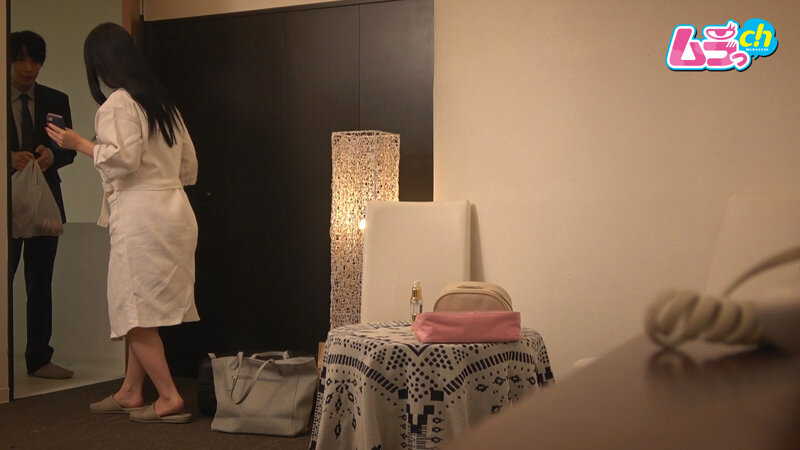 ホテル部屋REC 出張先のホテルで軽く打ち上げと称し女の部屋にやってきた、意識してなかった地味同僚男の巨大すぎるメガチ〇ポで人生もマ〇コもイキ狂わされる女 サンプル 2
