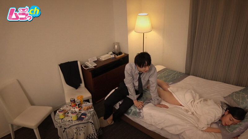 ホテル部屋REC 出張先のホテルで軽く打ち上げと称し女の部屋にやってきた、意識してなかった地味同僚男の巨大すぎるメガチ〇ポで人生もマ〇コもイキ狂わされる女 サンプル 4