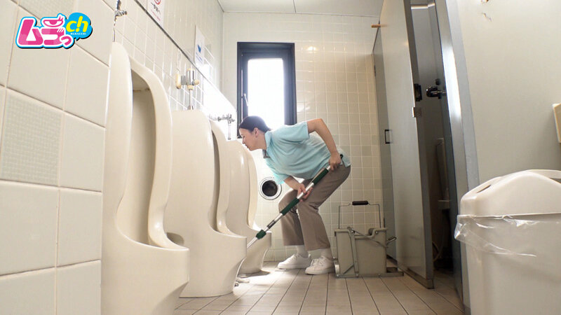 ニンゲン観察 「おしっこ舐めて綺麗にしましょうか？」働く男性のおち●ぽ掃除が生き甲斐の、トイレ清掃バイトのド変態お姉さん サンプル 2