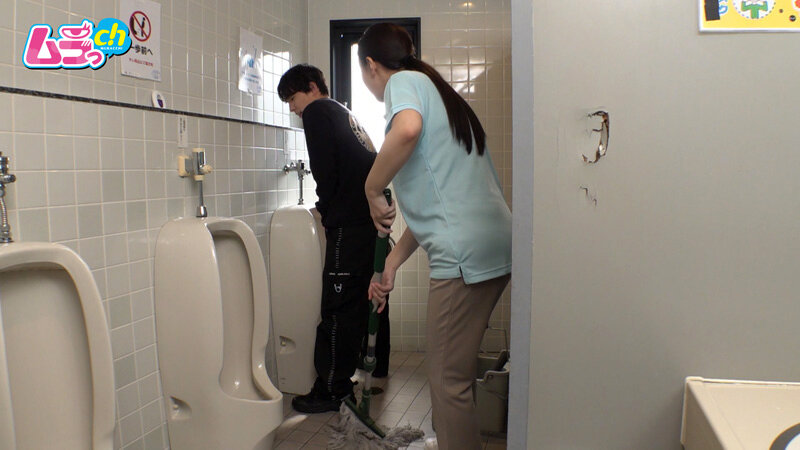 ニンゲン観察 「おしっこ舐めて綺麗にしましょうか？」働く男性のおち●ぽ掃除が生き甲斐の、トイレ清掃バイトのド変態お姉さん サンプル 5