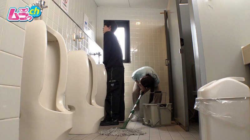 ニンゲン観察 「おしっこ舐めて綺麗にしましょうか？」働く男性のおち●ぽ掃除が生き甲斐の、トイレ清掃バイトのド変態お姉さん サンプル 7