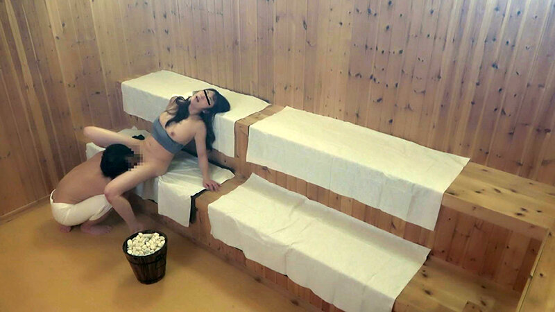茹だる様な灼熱の密閉空間でサウナ美女達は過熱しすぎた女の操を開放する【汗だくサウナ女子とトリップ性交秘蔵映像流出 5名 ＃03】 サンプル 4