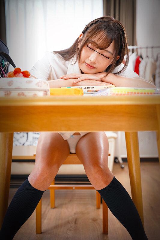 「ごめんなさい。」家庭教師をしていた教え子の大事な入試の直前に…勉強疲れでスイミンしている彼女をヤっちゃいました。 サンプル 1