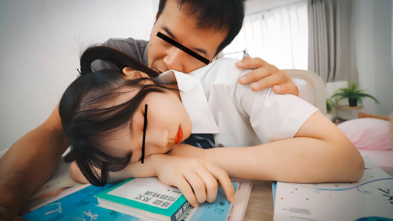 「ごめんなさい。」家庭教師をしていた教え子の大事な入試の直前に…勉強疲れでスイミンしている彼女をヤっちゃいました。 サンプル 9