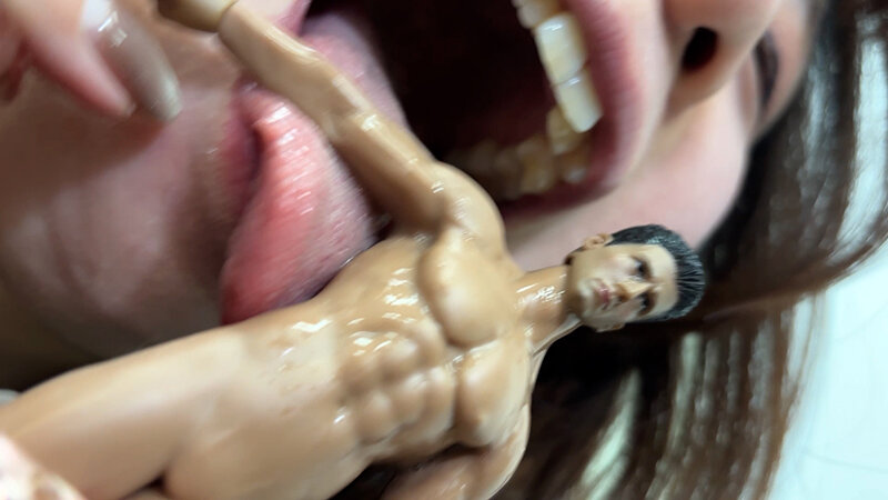 ゆうかちゃんがM男人形を唾液たっぷり舐めまわす サンプル 10