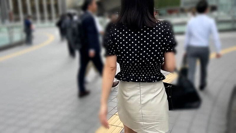 街角で声をかけてくすぐりさせてもらう スレンダーOL あいちゃん サンプル 1