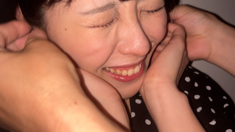 街角で声をかけてくすぐりさせてもらう スレンダーOL あいちゃん サンプル 3