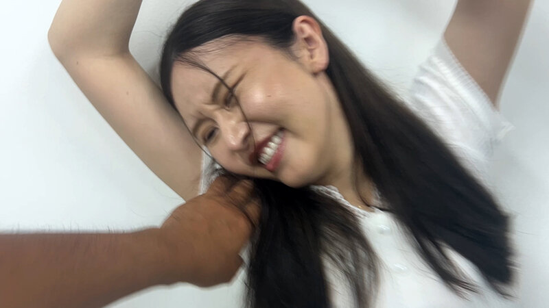 街角で声をかけてくすぐりさせてもらう エッチで金欠な女の子 ゆりなちゃん サンプル 3