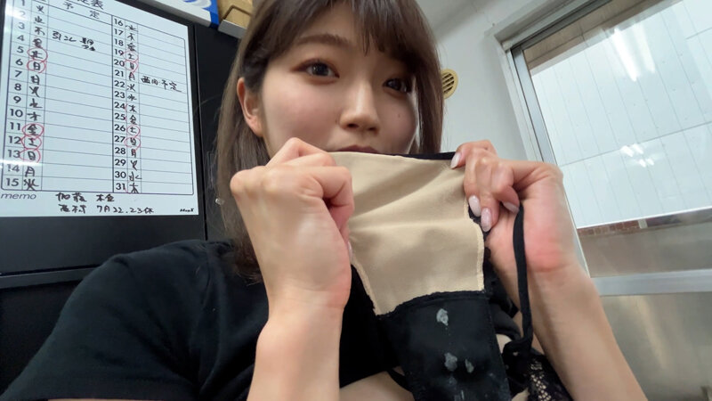 街角で声をかけてパンツの染みを見せてもらう アクセサリーショップ店員 はるのちゃん サンプル 11