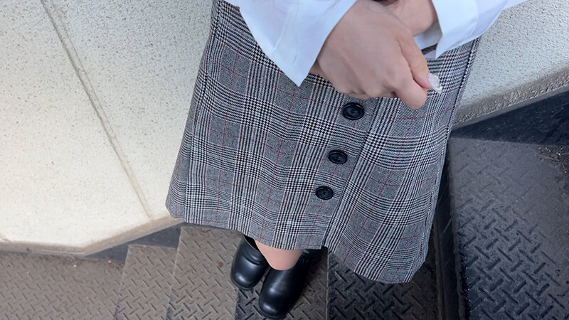 街角で声をかけてパンツの染みを見せてもらう 靴屋アルバイト まいちゃん サンプル 1