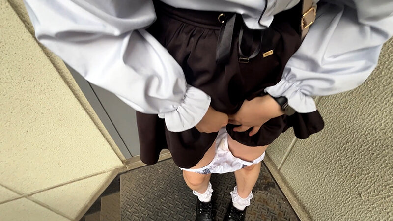 街角で声をかけてパンツの染みを見せてもらう コンビニバイトの学生 ななちゃん サンプル 11