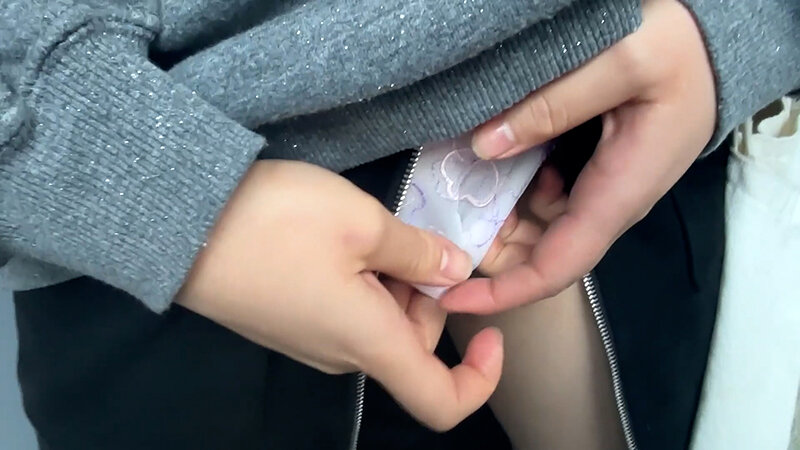 街角で声をかけてパンツの染みを見せてもらう 大学生 ゆゆちゃん サンプル 7