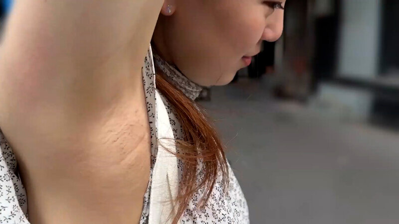 M男が街中で女性に声をかけてワキを舐めさせて貰う OL あいるちゃん サンプル 2
