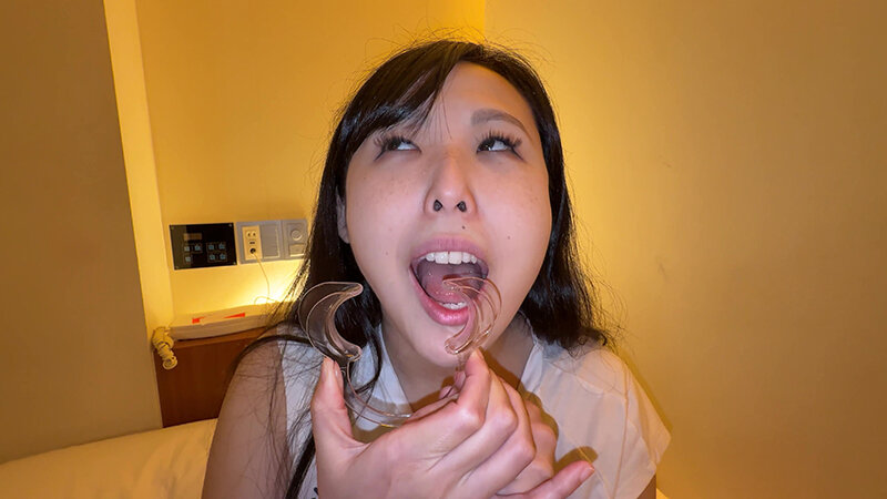 【個人撮影】横山夏希の喉チンコ触り＆肉厚舌を開口器で観察 サンプル 5