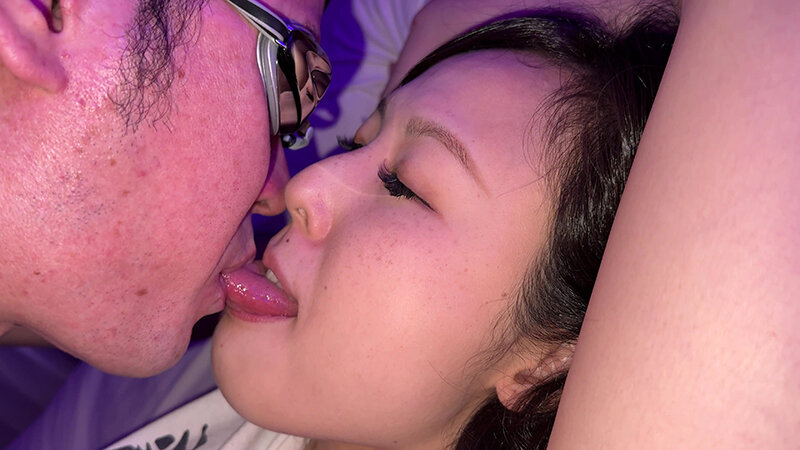 【個人撮影】横山夏希の肉厚舌ディープキス＆ツバ鼻吸い サンプル 1