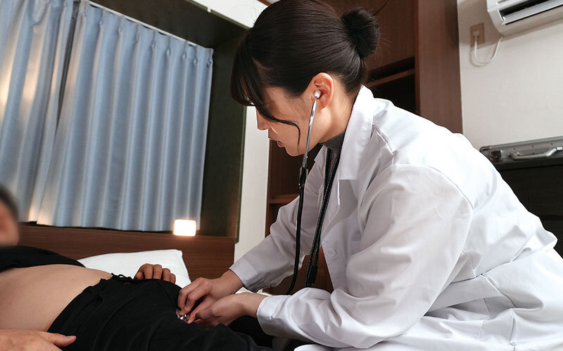 訪問女医の誘惑に耐えきれず性欲暴発！「もう我慢できない…」白衣の美人女医3人に濃厚診察され、勃起ち○ぽが限界突破！精子がカラになるまで搾り取られた！ サンプル 8