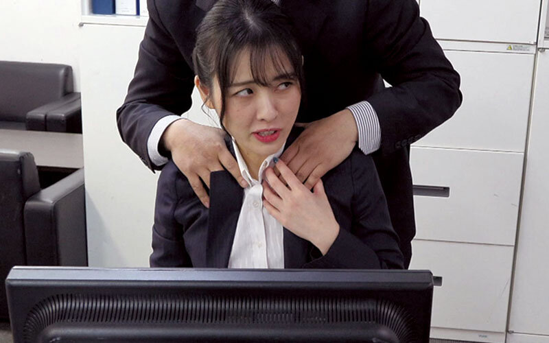 社内で課長に毎日セクハラ痴●され絶頂…抗っていたはずの快感が忘れられず自らデカ尻で誘惑し中出し懇願するアラサーOL 祈山愛 サンプル 5