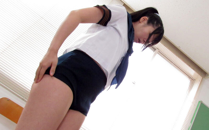 制服美少女 スク水×ブルマ×喰いこみ尻を密着イタズラ羞恥プレイ2枚組 サンプル 7