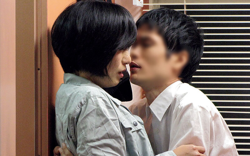 掃除婦のおばさんにチ○ポ出してヌキ依頼してみたら、どこまでヤレル！？ サンプル 4
