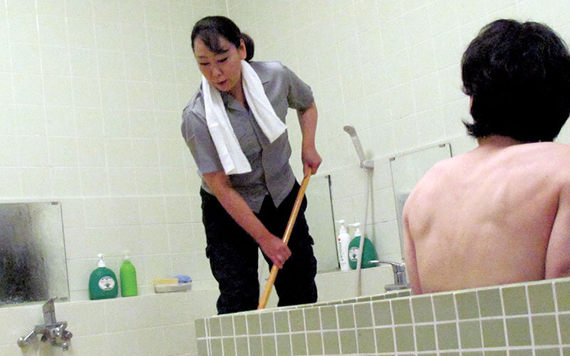 掃除婦のおばさんにチ○ポ出してヌキ依頼してみたら、どこまでヤレル！？ サンプル 7