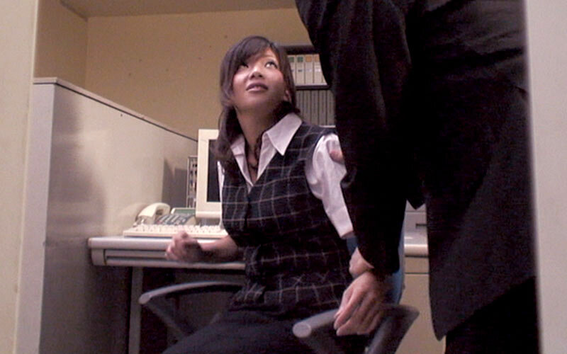 流出映像！ムチムチタイトスカート肉感OLをセクハラ痴姦 サンプル 4