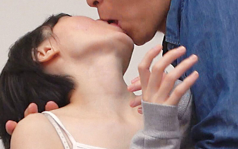 隣の部屋で子供が寝てるのに…人妻さんとイチャイチャハメ撮り不倫2 サンプル 2