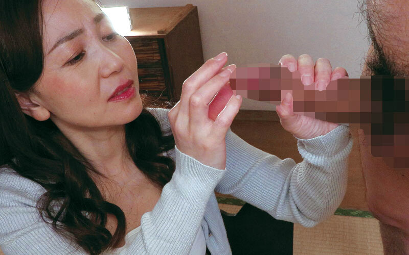 美熟女センズリ鑑賞会 見ているだけのはずが…興奮したオバサンがお掃除フェラからそのまま咥えて生ハメ中出し！2 サンプル 7