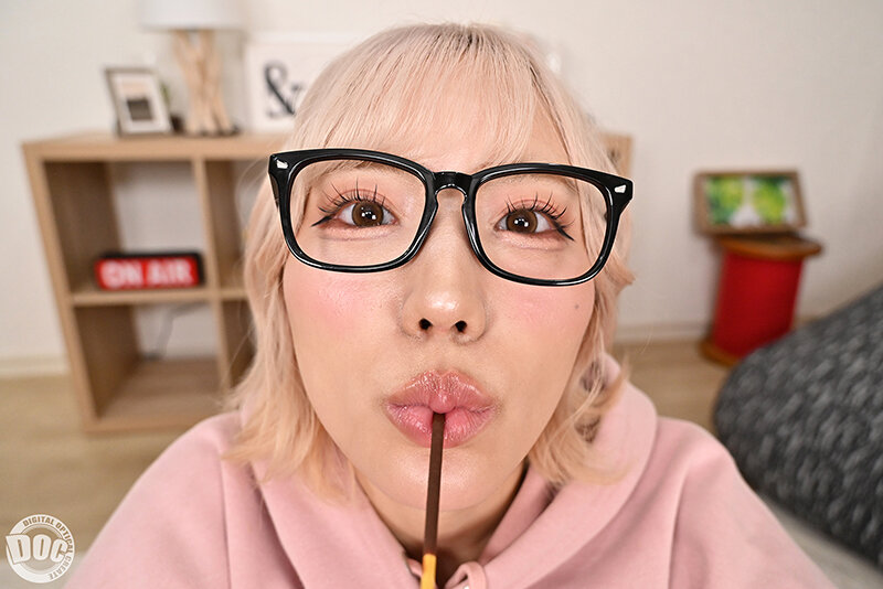 【VR】「寒いしダルくて出れない」無気力ギャルとコタツ王様ゲームで密着汗だくSEX 春陽モカ サンプル 8
