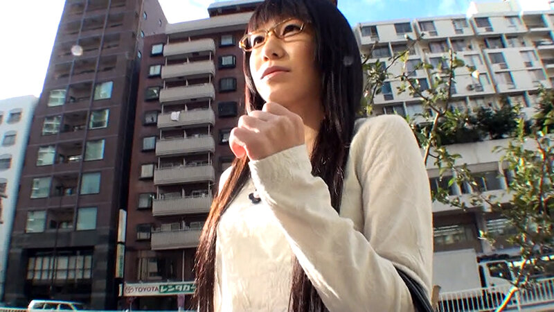 真面目で大人しそうな眼鏡娘を雑誌の表紙になりませんかとナンパ！性的好奇心も旺盛な本能丸出し潮吹きSEX！ サンプル 1