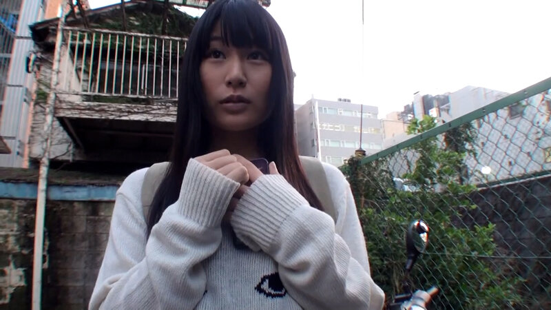 あどけなさが残る笑顔の黒髪美人娘をナンパ！敏感チクビを自分で触りローターオナニーするエッチ大好き娘と嵌め撮りSEX！ サンプル 1