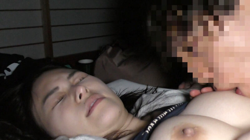 大学夏ゼミ 女部屋で休んでいる彼女に会いに行き、同室女性がいるにも関わらず深夜のいたずらでこっそりハメしてみた件 サンプル 3