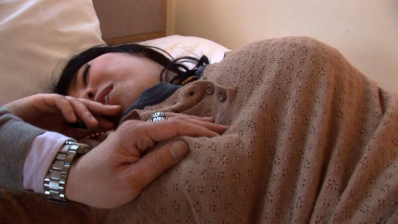 ねむ気を吹き飛ばす快感！ナンパ師が思わず声を漏らす巨乳奥様の妖艶な腰使い！ サンプル 1