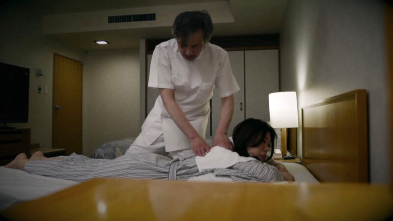 隠しカメラは見た！温泉宿のエッチなマッサージ！自分で入れちゃう欲求不満妻 サンプル 1
