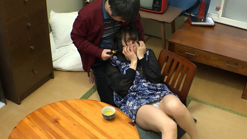 団地の住込み管理人。家族構成などすべてを知る老いた男。最近ご無沙汰な奥さん、いらっしゃい！ ゴミ袋から毎日コンドームがでてくる新婚さん！ サンプル 2