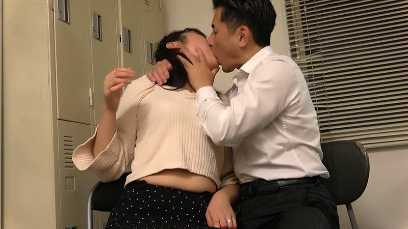 主婦の万引きのほとんどはストレス性の慢性スリル願望症候群。この奥様は頑なに夫への連絡を拒否する若妻。「なんでもしますから…。」と完堕ちワードを口走る サンプル 2