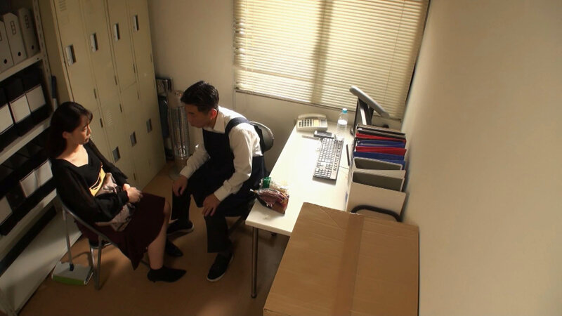 万引き主婦専門のごちになります店長の記録。憂いのある表情の寂しそうな美人妻 ドM炸裂いただき店長 サンプル 1