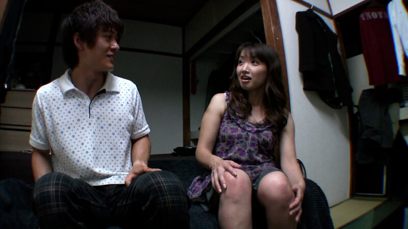 21歳彼女なしの男性宅に熟女と突撃訪問撮影隊！ムチムチエロボディに若い肉棒はガチガチ！激ピスに息をきらしてイキまくる淫乱性交！ サンプル 1