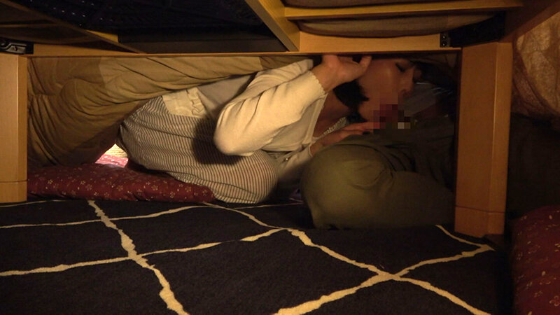 イビキをかいてる父親の横で義母とムスコは燃え上がる！声を我慢してイキまくる新妻 サンプル 3