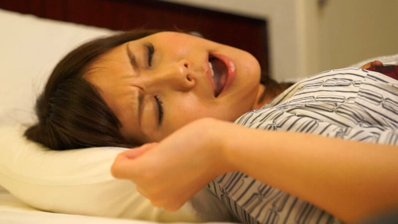 エロマッサージ師の施術でイキまくった奥様は男のモノを咥え込んで離さない！夫の居ない絶頂の夜 サンプル 12