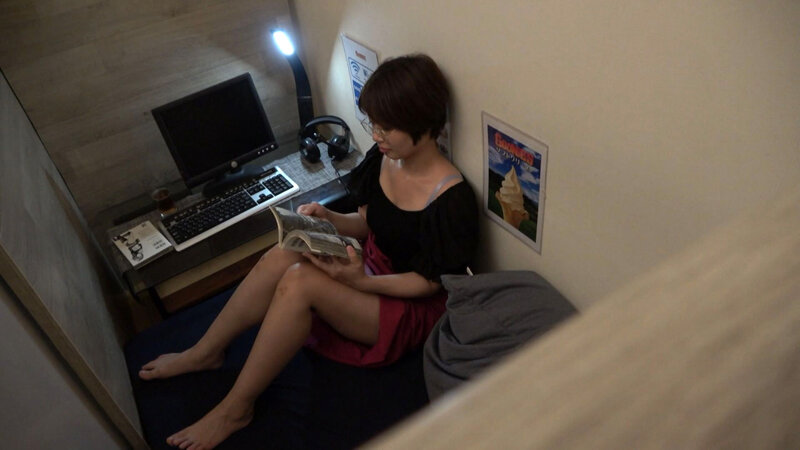 ネカフェ店員が密かに用意したスペシャルドリンクでカリスマお騒がせ動画配信者に変貌！メガネっ娘のマシュマロオッパイを揉みくだす！ サンプル 1