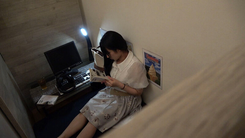ネカフェアルバイト禁断の不法行為流出映像 黒髪オタ女に向けられた毒牙！ サンプル 1