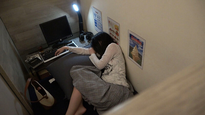 黒髪ロングヘアーの清楚系JDがマンキツ個室でいたずらされちゃった動画。彼女はバイトの帰りののみ会で終電を逃し…、この娘はお小遣い節約でNOタクシーが災いした。 サンプル 1