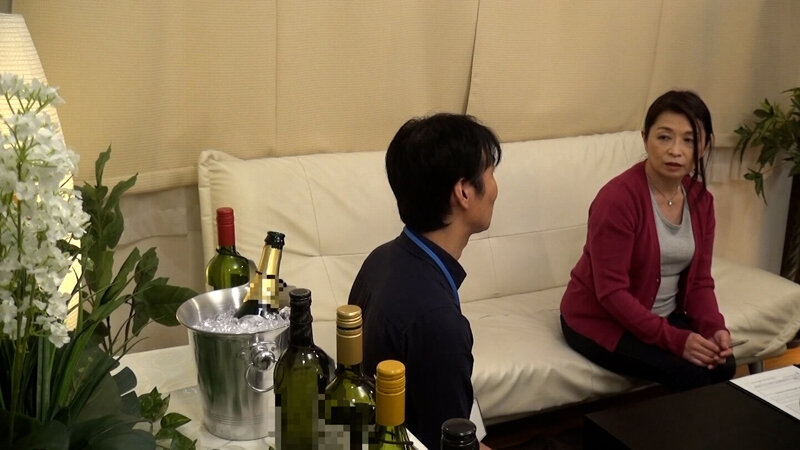 部屋に置かれた大量のエッチなおもちゃの数々…こっそり使って気持ちよくなったおばさんは我慢出来ずに他人棒にすがりつく！ サンプル 1
