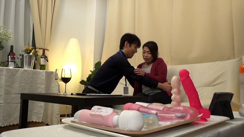 部屋に置かれた大量のエッチなおもちゃの数々…こっそり使って気持ちよくなったおばさんは我慢出来ずに他人棒にすがりつく！ サンプル 4