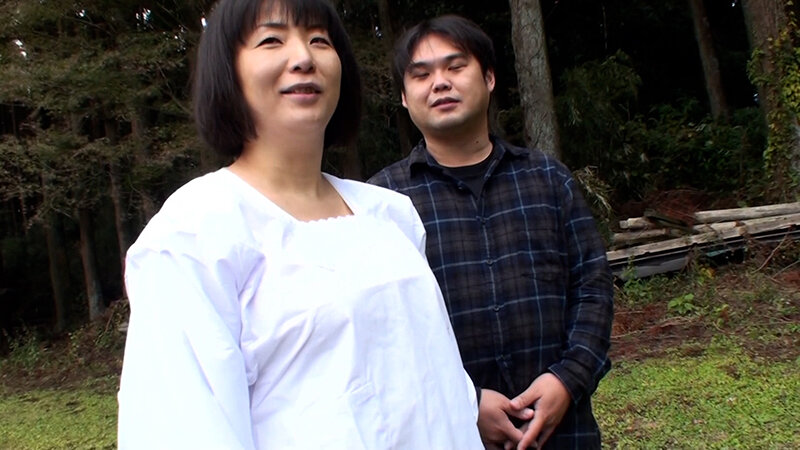 地方の会社の社員食堂で働く巨乳未亡人が勢い余ってAV出演！野外で大股開きの淫乱SEX！ サンプル 1